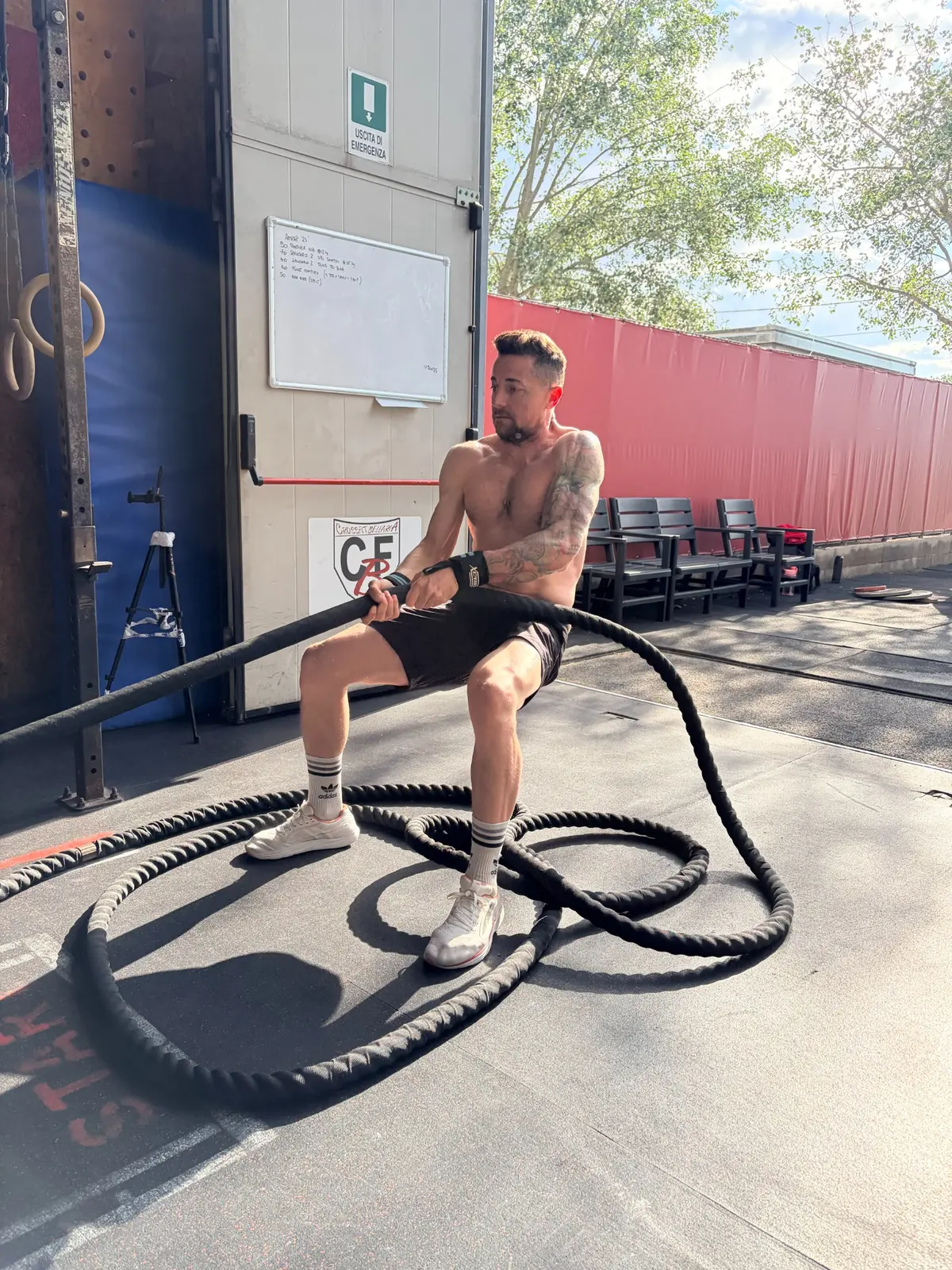 Atleta durante un allenamento con battle rope a CrossFit Bellaria